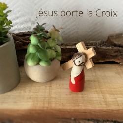24 Jésus porte la Croix