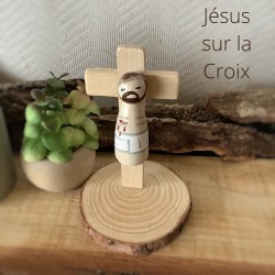 28 Jésus en croix